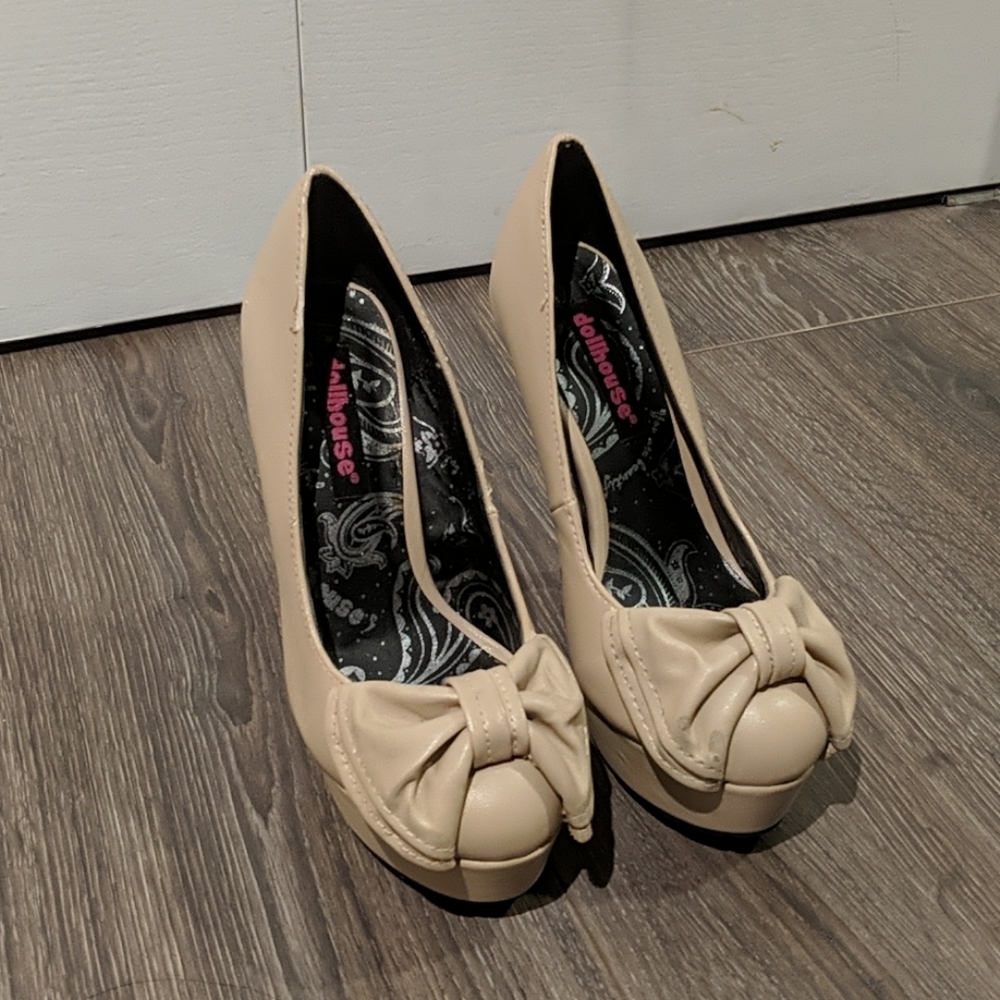 BNWOT Dollhouse Platform Heels with Bow